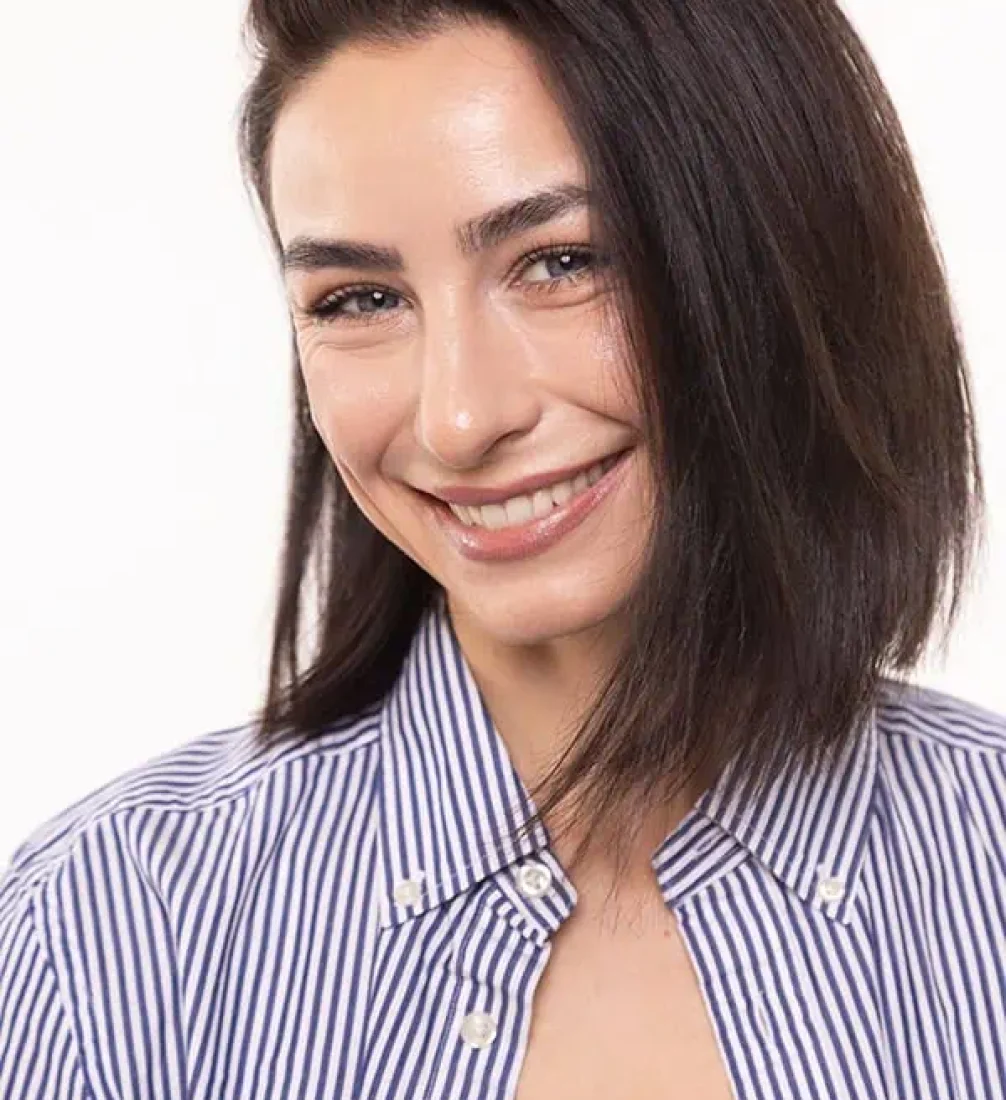 patricia-portraet-seitlich-lachen