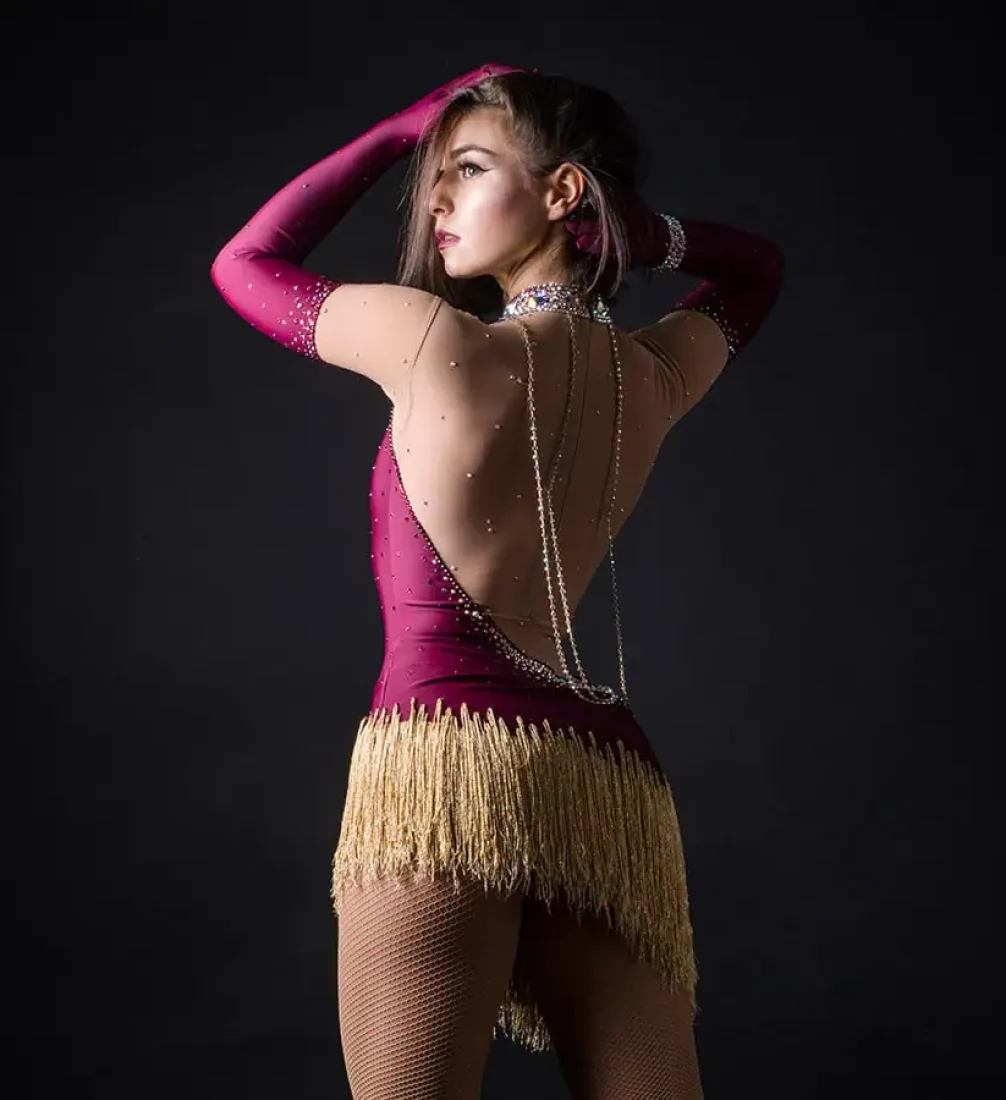 patricia-pose-ruecken-rot-gold