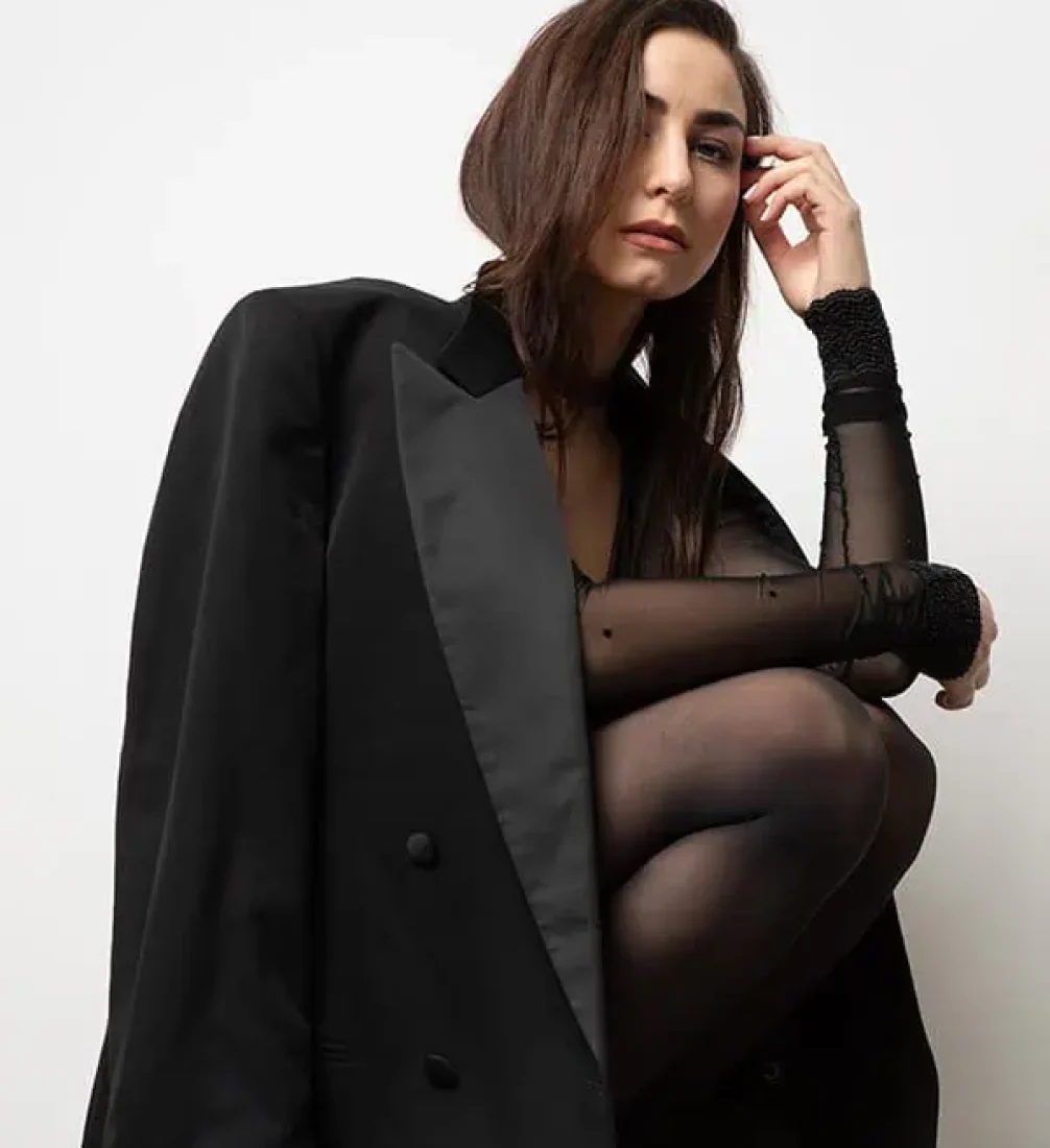 patricia-seitlich-pose-schwarz